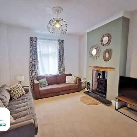 4 Bedroom House - Contractors Welcome Ferienhaus *