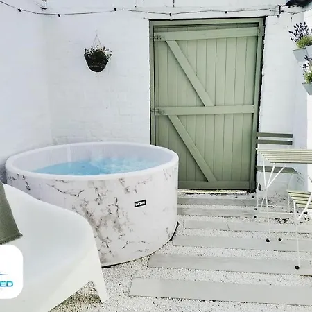 4 Bedroom House - Contractors Welcome Ferienhaus *