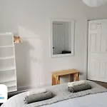 Hébergement de vacances 4 Bedroom House - Contractors Welcome